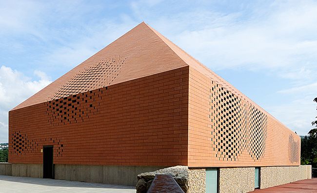 Mimořádné řešení pro výrobu stěn a střechy z lícových cihel