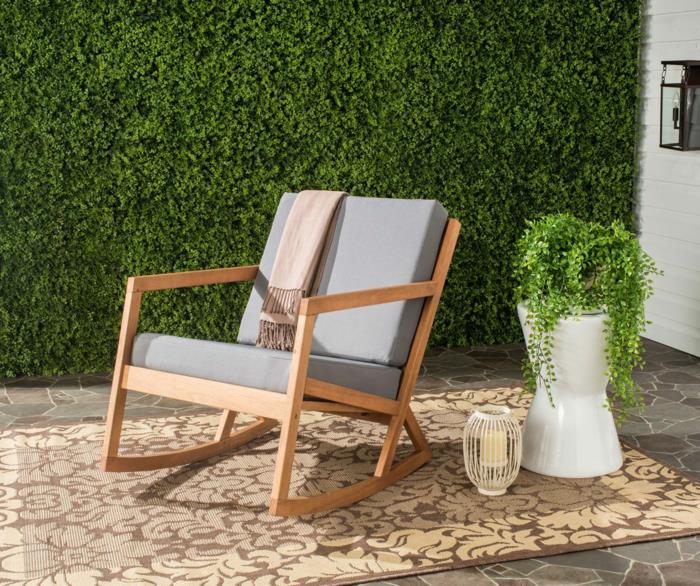 rocking chair extérieur en bois au bord de l'eau