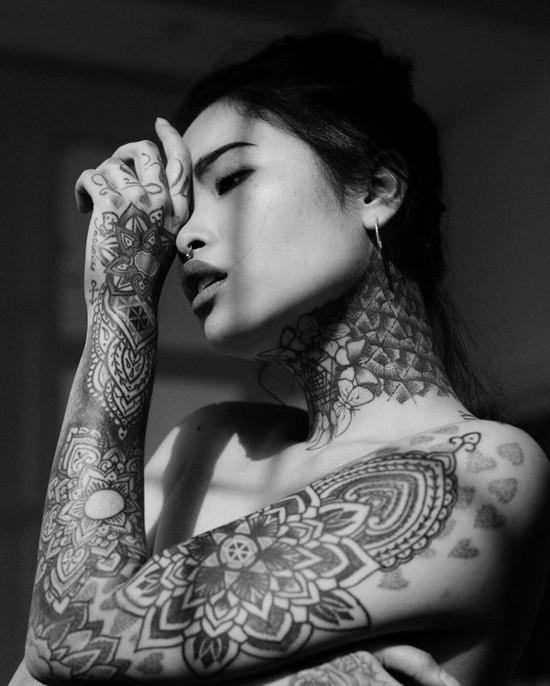 idées de tatouage à manches paisley pour les femmes