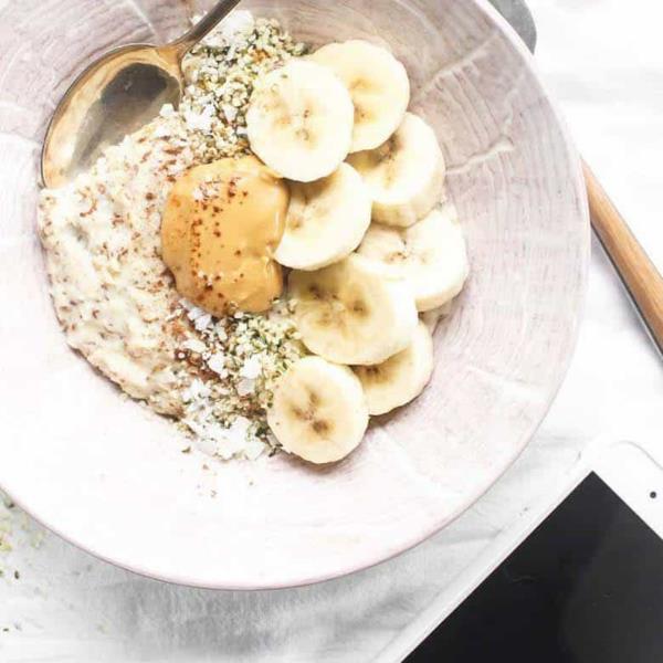 petit déjeuner paléo avec des bananes