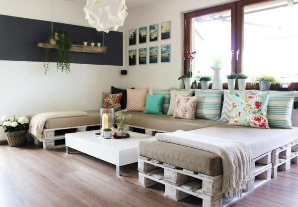 paleta sofa diy sofa wykonana z palet pomysły na salon tapicerka kolorowe poduszki