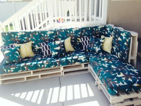 Zbuduj własną sofę paletową z tapicerką i poduszkami
