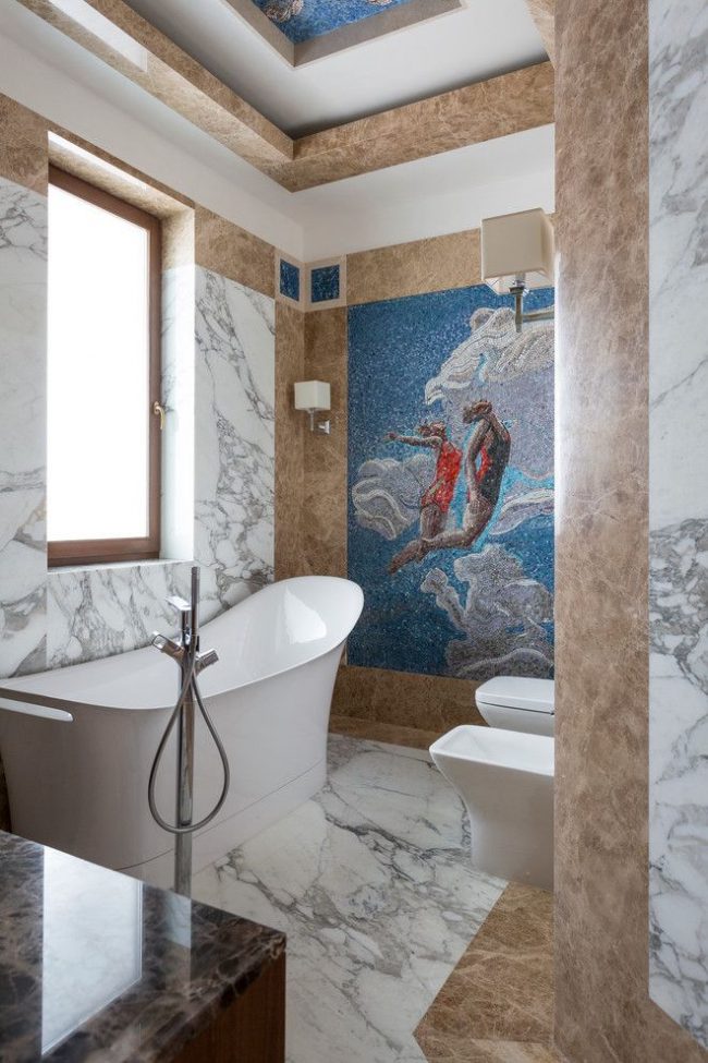 Großes helles Mosaikpaneel in einem modernen Badezimmer