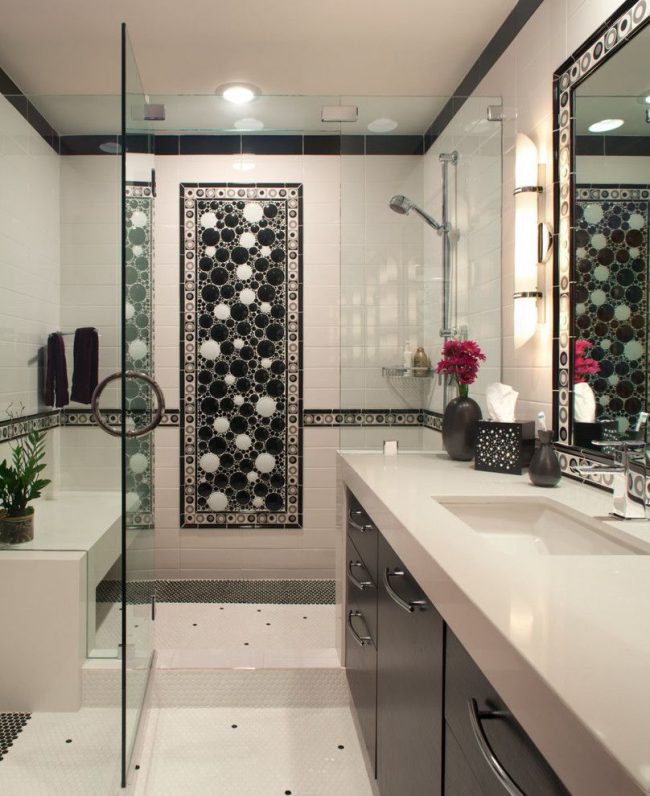 Kontrastierende schwarz-weiße Keramikfliesen im Badezimmer