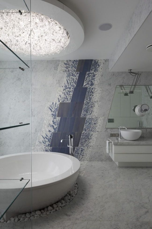 Ungewöhnliches Fliesenwandbild mit abstraktem diagonalem Muster in einem stilvollen modernen Badezimmer