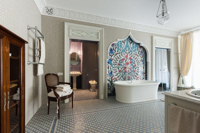 Großes Farbwandbild im orientalischen Stil über dem Badezimmer