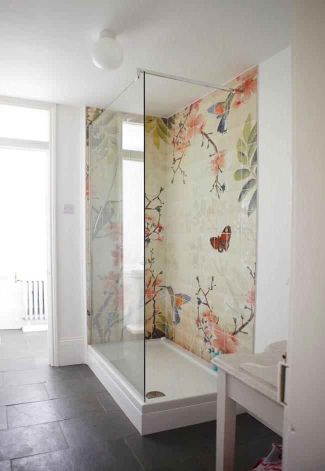 Schöne Farbmalerei auf einer Fliesenplatte im Duschbereich