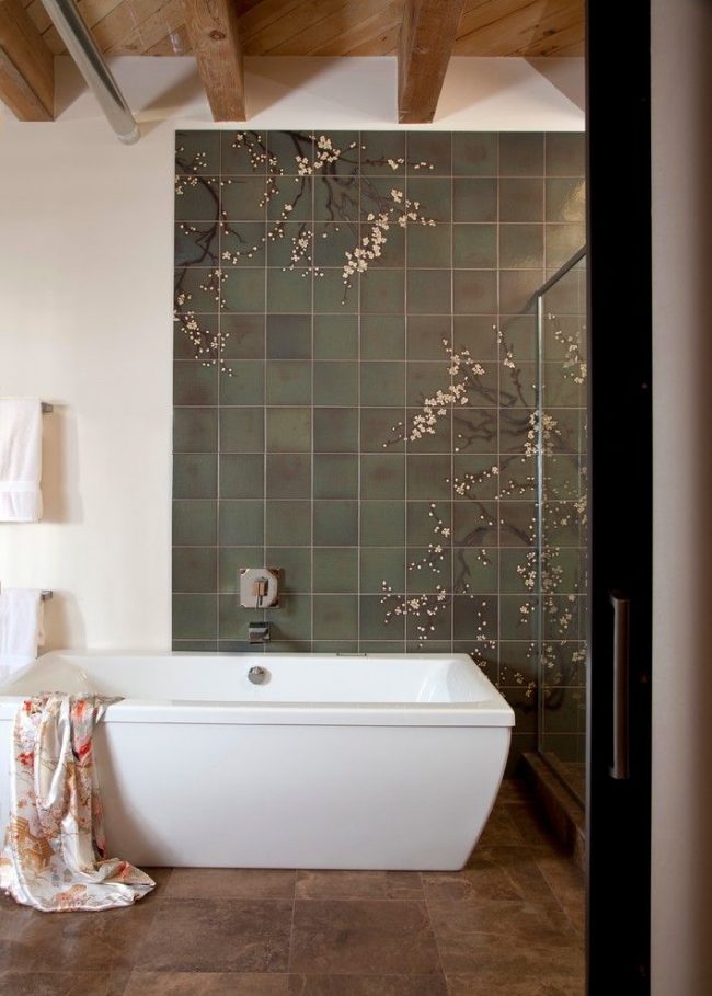Stilvolles Paneel aus grauen Fliesen mit Muster im Badezimmer