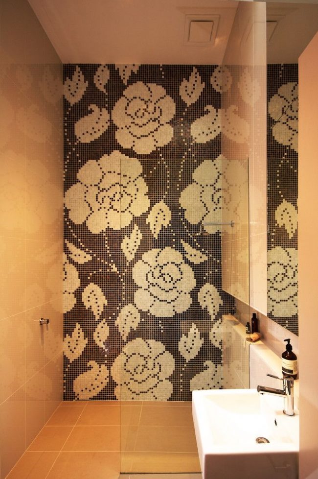 Großes Mosaikpaneel mit Blumen an der ganzen Wand im Duschraum