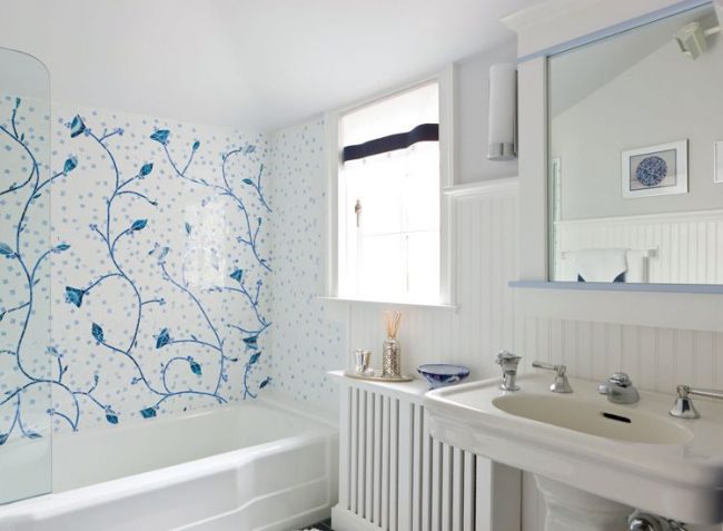 Ein weißes Paneel mit blauem Muster verdünnt die sterile weiße Farbe des Badezimmers