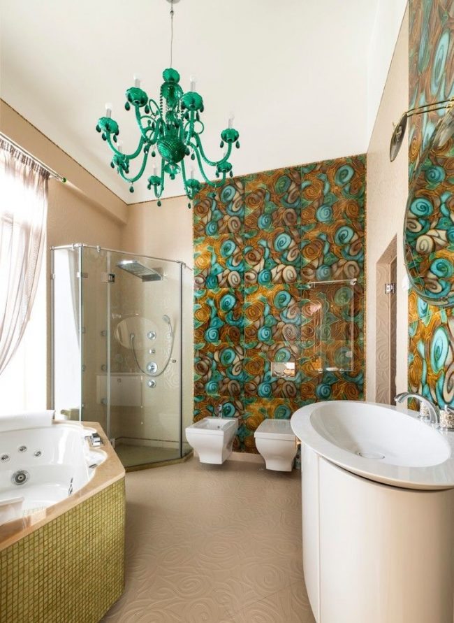 Geräumiges Badezimmer mit einem großen hellen Paneel aus großen Keramikfliesen