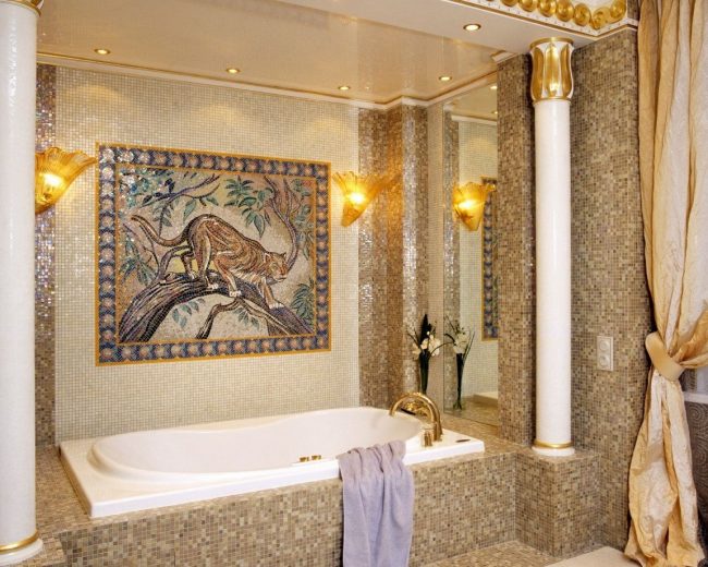 Ein kleines Mosaikpaneel an der Badezimmerwand im ägyptischen Stil
