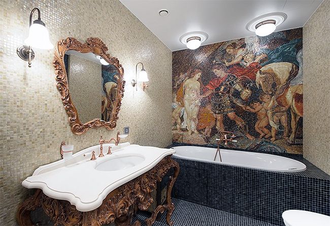 Ein schickes Mosaikpaneel in einem klassischen Badezimmer