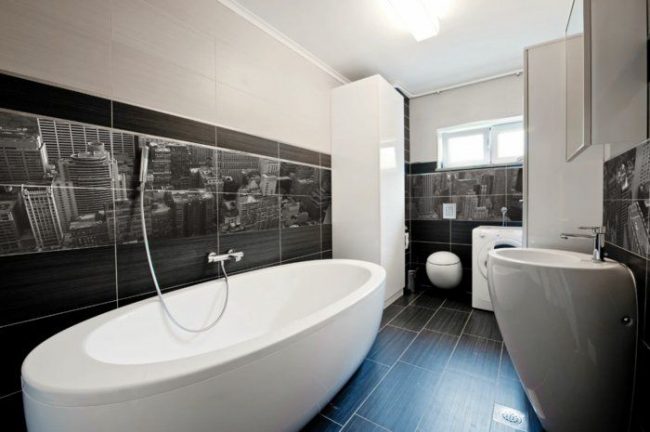 Fotopaneel aus Fliesen in Schwarz-Weiß für das Badezimmer