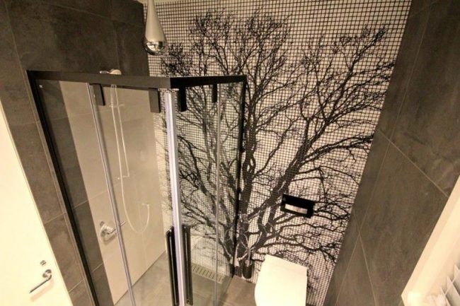 Mosaikpaneel mit Bild eines Baumes im Badezimmer