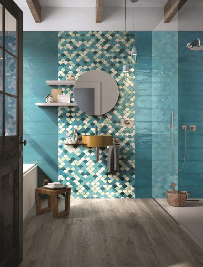 Stilvolles Baddesign in Türkisfarben mit einem mit Hilfe einer Blende hervorgehobenen Waschtischbereich