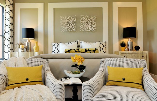 تعتبر لوحة الحائط المصنوعة من الفروع البيضاء مثالية لغرفة المعيشة ذات الطراز الكلاسيكي