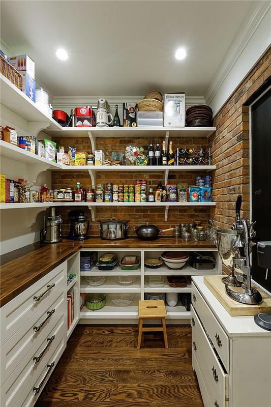 étagères de cuisine de garde-manger sur le mur