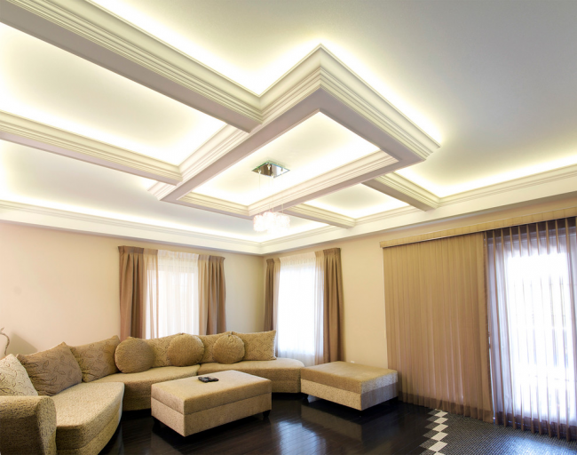 ارتفاع السقف بأسلوب كلاسيكي في داخل غرفة المعيشة