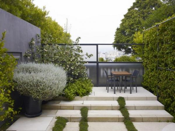 patio aménagement paysager clôture moderne béton métal jardin vertical