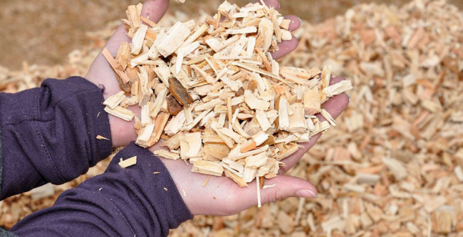 Skartované dřevo používané k výrobě pelet