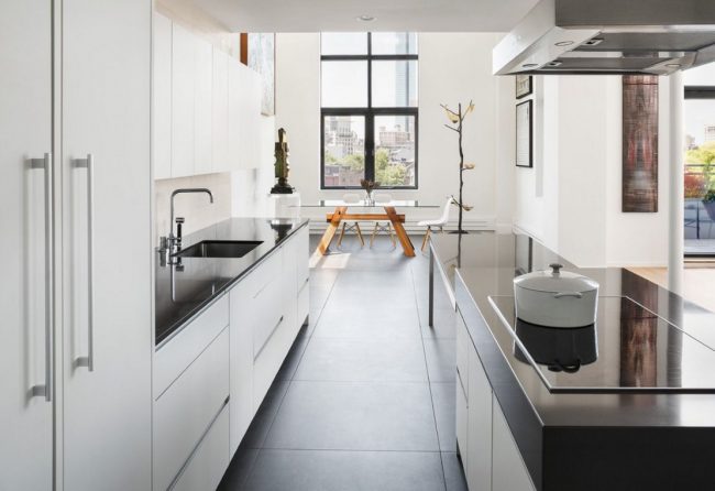 Wenn Sie die Küche in den Flur verlegen, können Sie das Wohnzimmer erweitern oder einen geräumigen Essbereich ausstatten