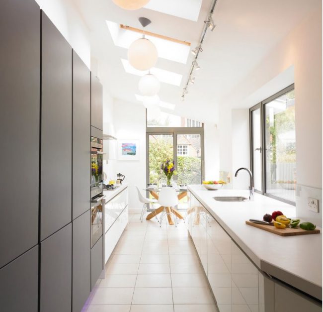 Umzug der Küche in den Flur in einer modernen Wohnung