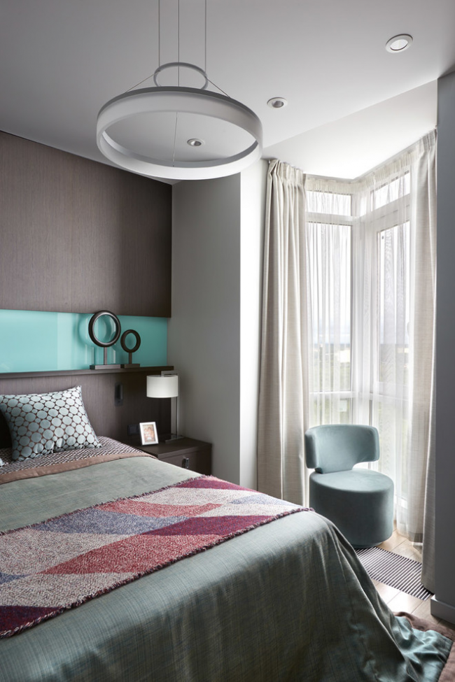 غرفة نوم بألوان الباستيل مع شرفة