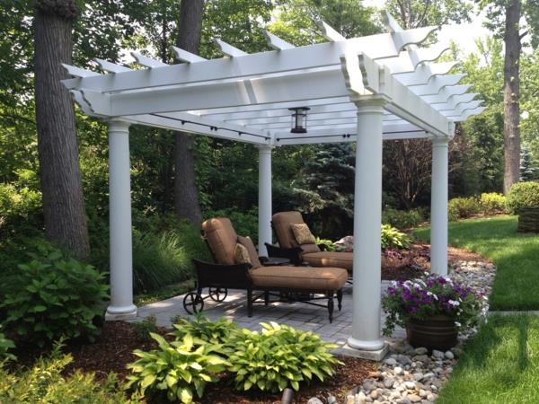 Toit terrasse pergola couvrant les pétunias