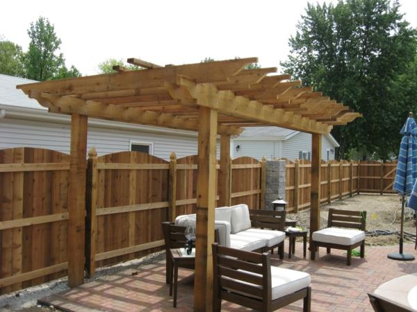 pergola toit terrasse auvent sièges bois sombre