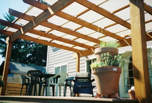 pergola toit terrasse toiture plantes en pot chaises en plastique