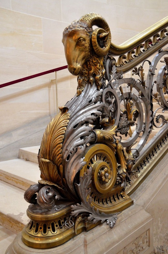 Кованите парапети на стълбите ще получат допълнителен чар, ако използвате финала под формата на злато, сребро или платина