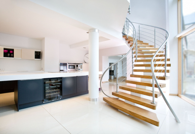 Stylový minimalistický interiér s nádherným schodištěm