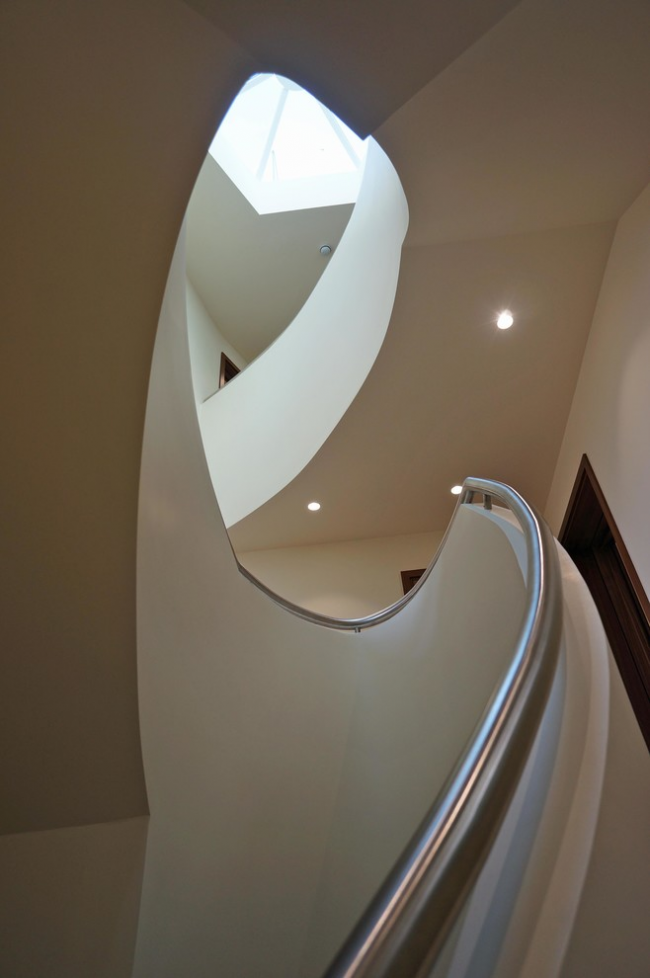 Elegantní designové schodiště s nerezovým zábradlím