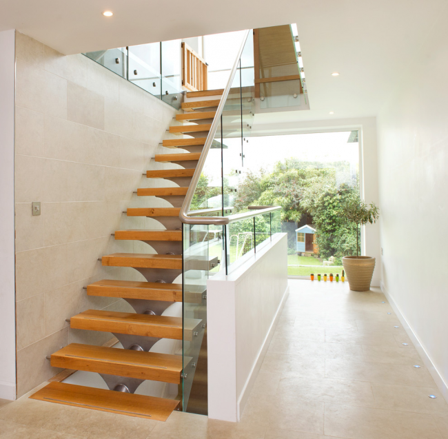Moderní schodiště s dřevěnými schůdky a nerezovým zábradlím