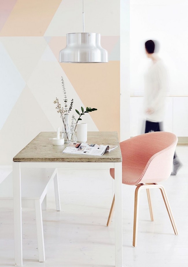 Broskvová barva v minimalistickém interiéru