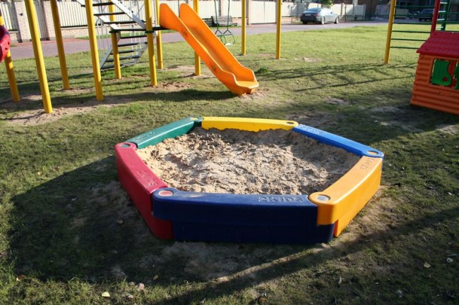 Линейна полиетиленова пясъчна кутия на детската площадка