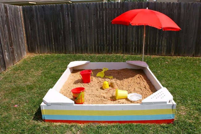 Прост квадратен пясъчник с ъглови седалки и чадър