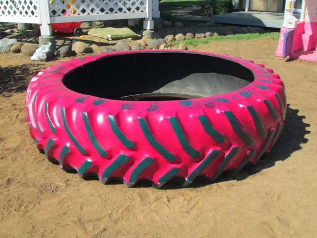 Подготовката на гума за ролята на пясъчник заедно с детето ви може да се превърне във вълнуваща игра.