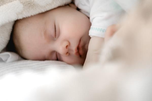 peter oslanec bébé sommeil unsplash