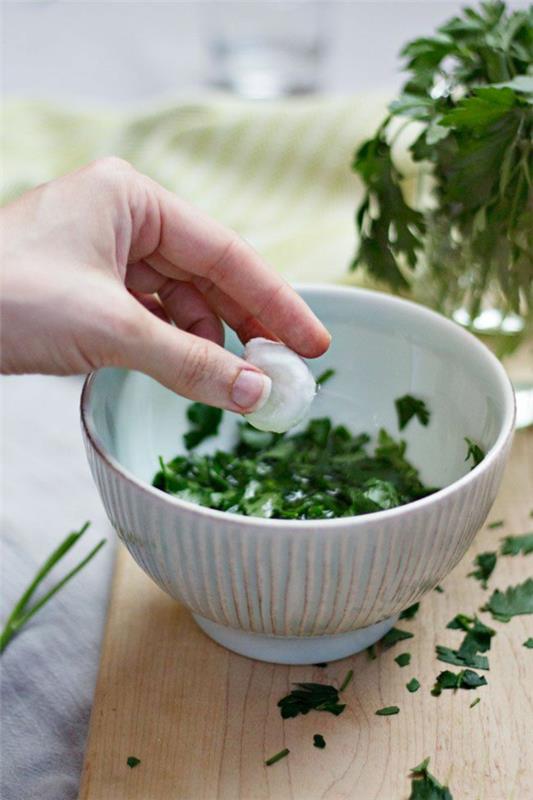 masque facial au persil pour éliminer les taches de vieillesse