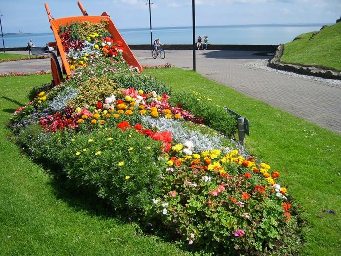 planteur vieille brouette fleurs colorées parc