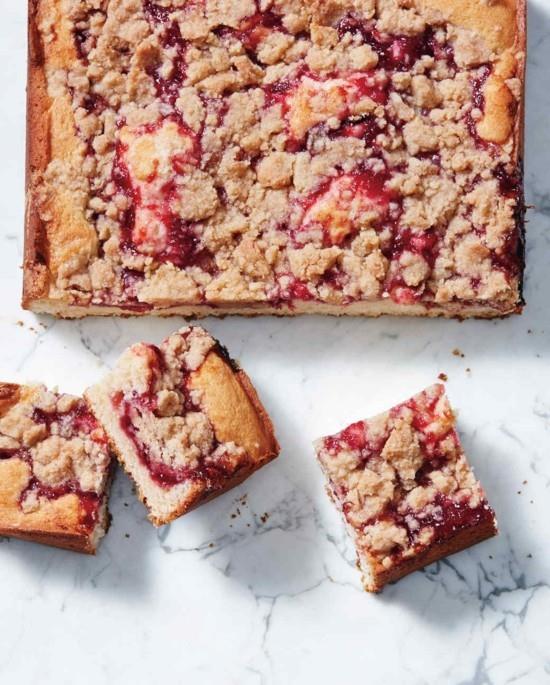 Cuire le gâteau aux prunes avec des pépites