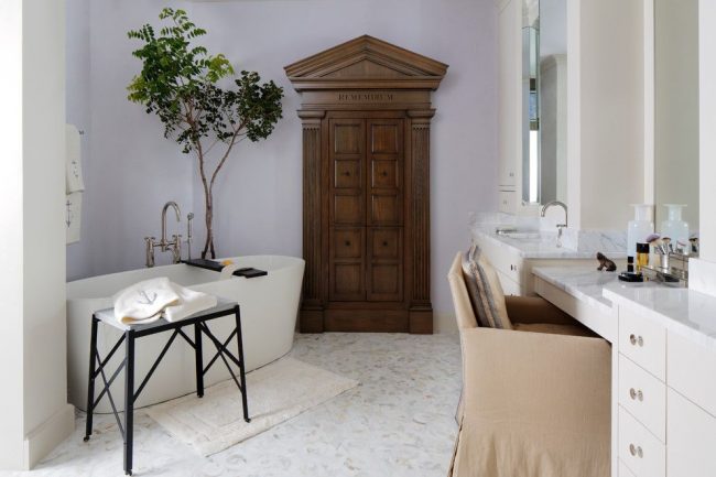 Prostorná a útulná koupelna ve středomořském stylu s kontrastními dveřmi zdobenými pilastry