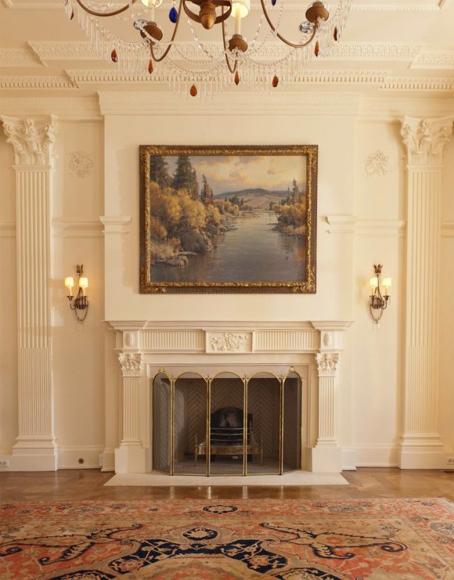 Luxusní pilastry v klasickém interiéru s velkým obrazem a krbem