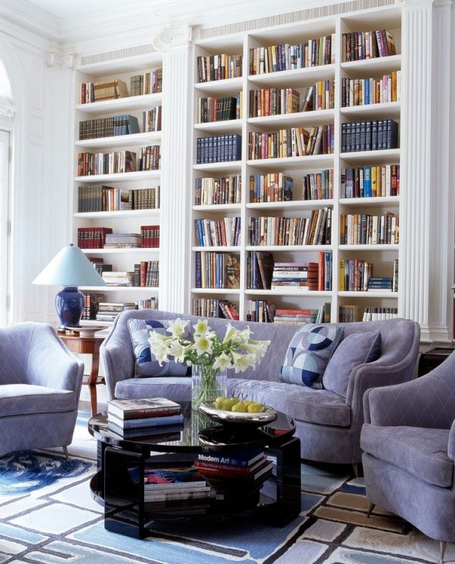 Světlý obývací pokoj s vysokými stropy a knihovnou zdobenou pilastry