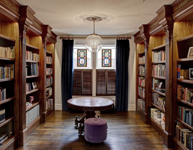 Klasický interiér domácí knihovny s dřevěnými pilastry
