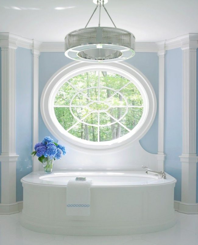 Bílá a modrá koupelna s polyuretanovými pilastry