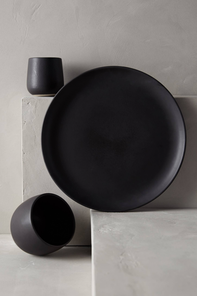 Auf den ersten Blick eine einfache, aber sehr faszinierende Tortenplatte aus schwarzer Keramik
