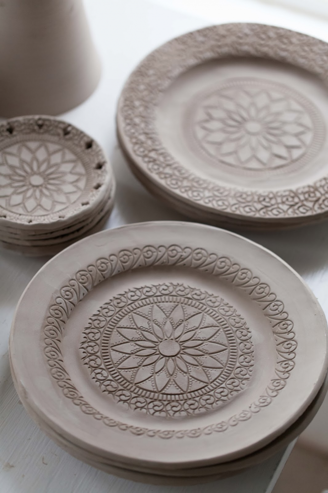 Ein Set aus Keramik-Pastetchen und Untertassen, handappliziert mit originellem Design, sehr feine Verarbeitung
